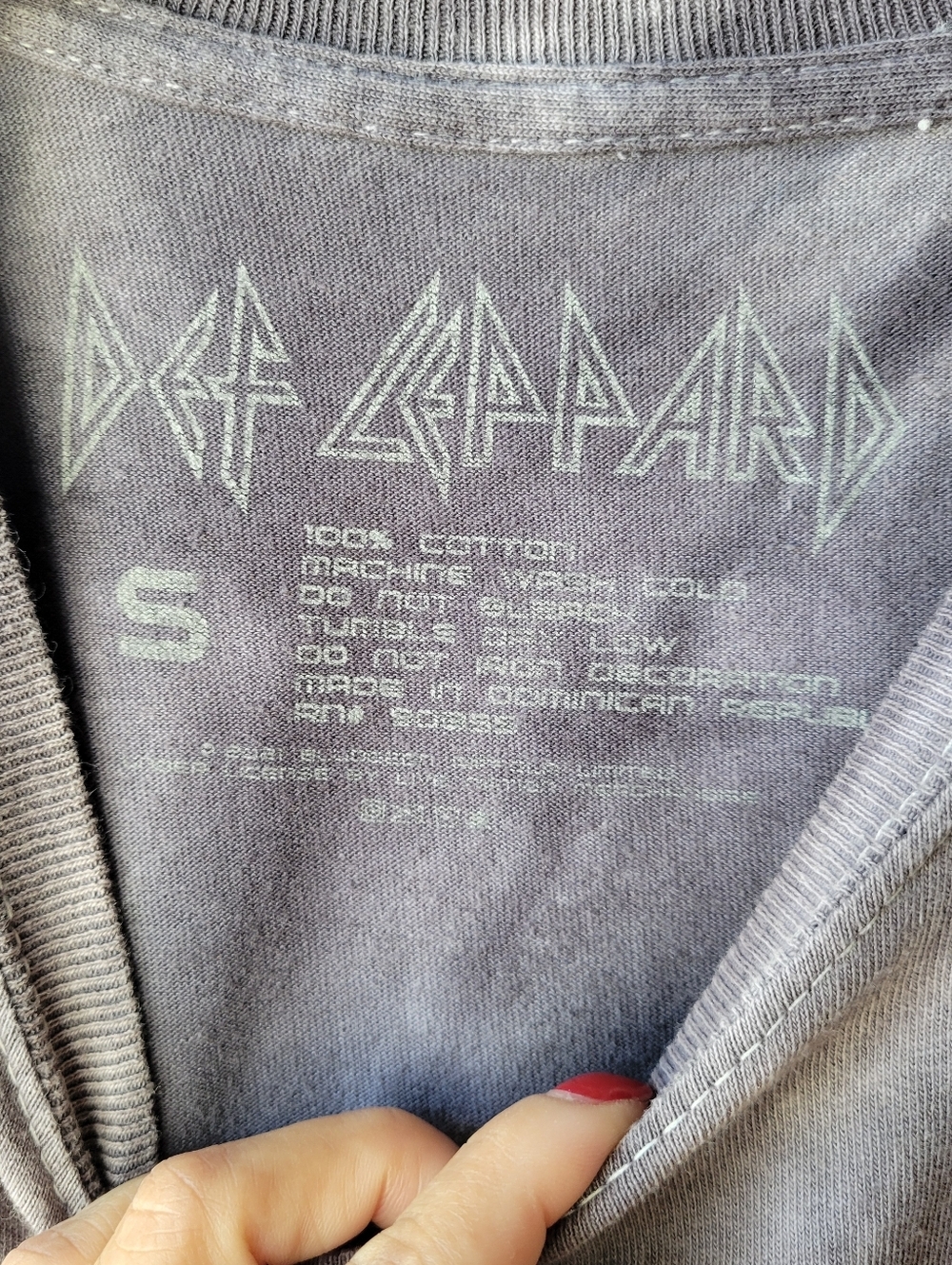 Lot of 3 AC/DC  / Two DEF LEPPARD T shirts Short sleeve Size Small Graphic - Picture 10 of 10
